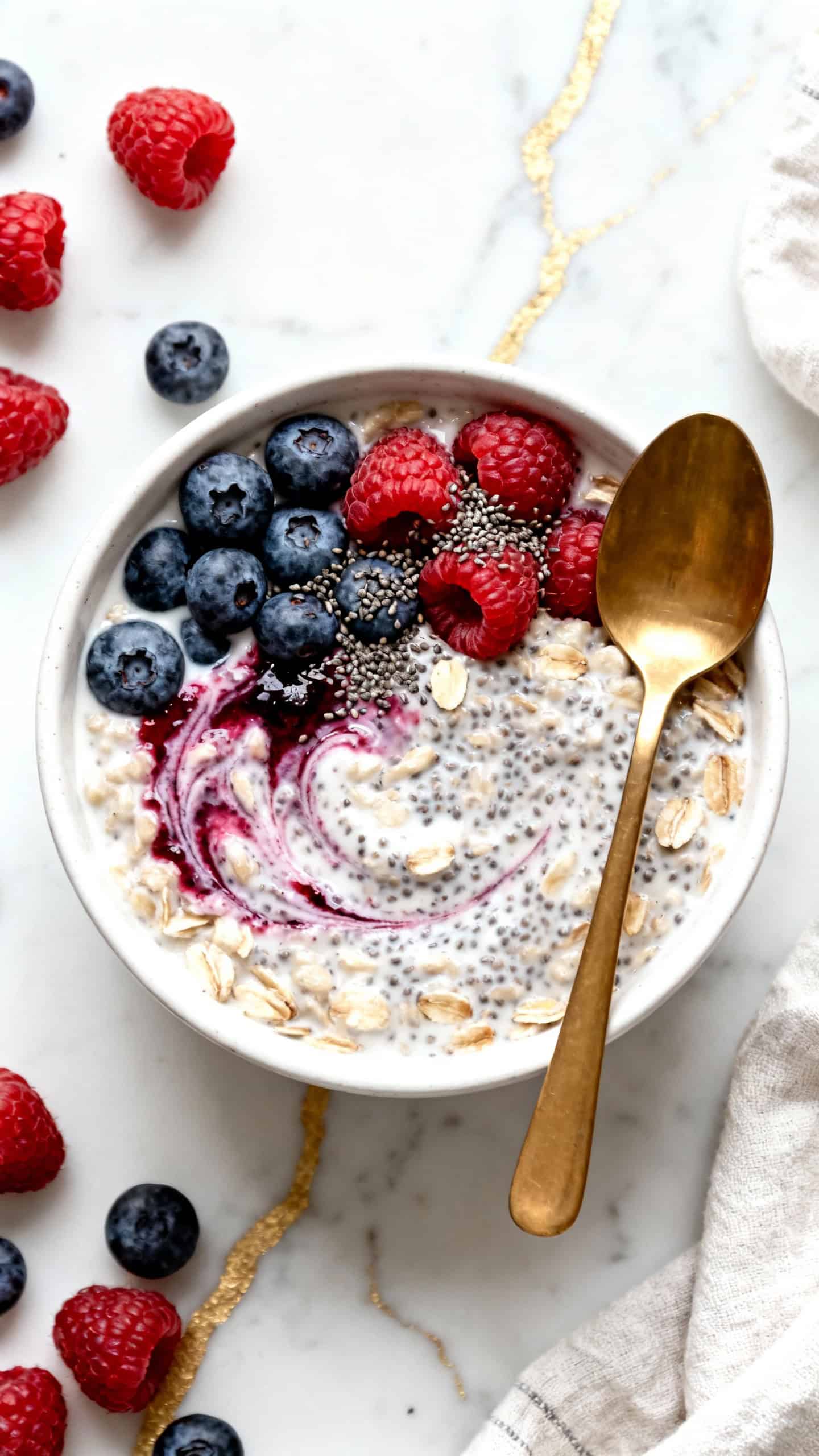 Overnight Oats with Chia and Berries